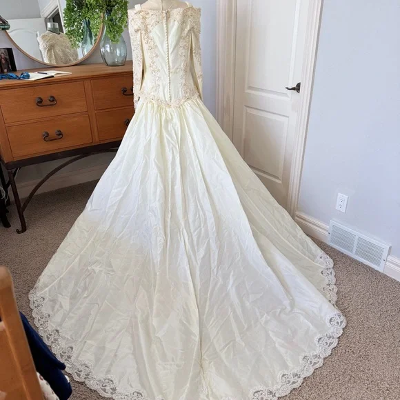 Vintage 1980s Demetrios Ivory Beaded Lace Wedding Gown w/ Detachable Train